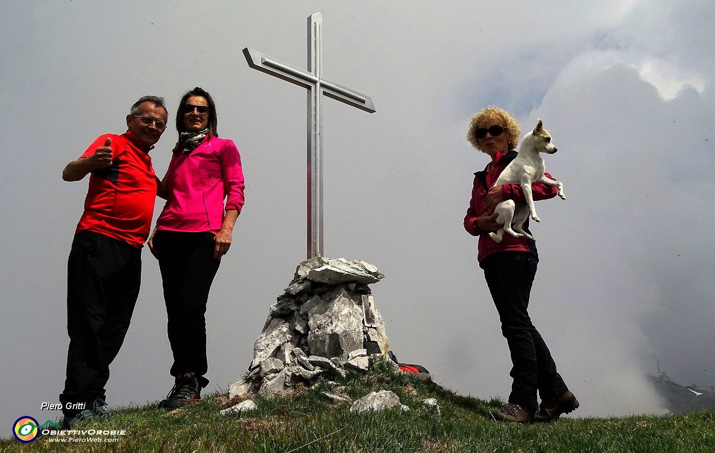 31 Alla croce di vetta del Pizzo Vescovo (2175 m).JPG -                                